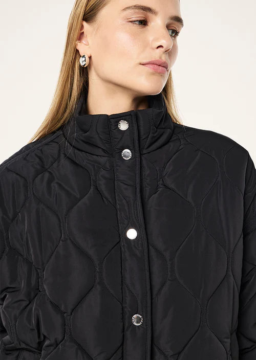 Surge quilt jacket in black